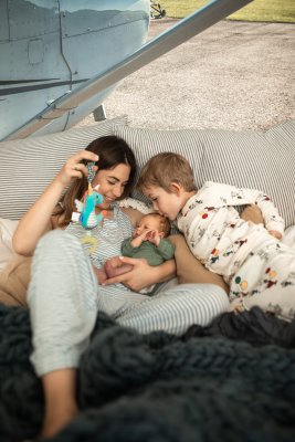 Familienbindung im Wochenbett stärken: Tipps für ältere Geschwisterkinder - Geschwisterliebe stärken: Wie du ältere Geschwisterkinder im Wochenbett einbeziehst