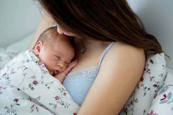 Tipps zur Unterstützung im Wochenbett - Und warum sie so wichtig sind - Das Wochenbett intensiv erleben: Liebevolle Fürsorge und praktische Hilfe für eine entspannte Zeit nach der Geburt