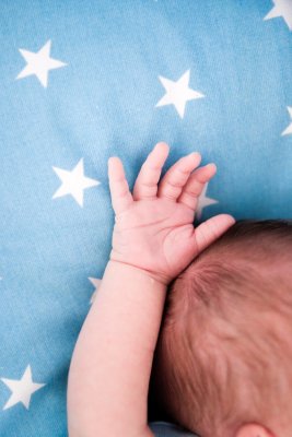 Warum Babys keine Handschuhe brauchen: Die Bedeutung der natürlichen, taktilen Entwicklung - Warum Babys keine Handschuhe brauchen: Die Bedeutung der natürlichen, taktilen Entwicklung