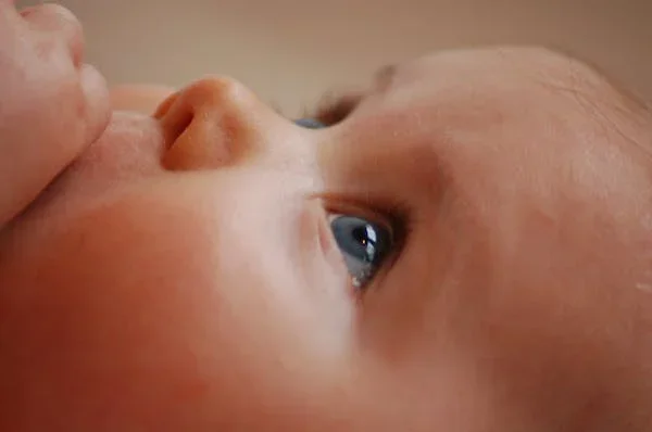 Von Nebel bis Klarheit: Die Entwicklung des Sehvermögens bei Babys - Von Nebel bis Klarheit: Die Entwicklung des Sehvermögens bei Babys