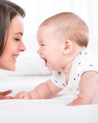 Die Meilensteine der emotionalen Entwicklung von Babys im ersten Lebensjahr - Die Meilensteine der emotionalen Entwicklung von Babys im ersten Lebensjahr