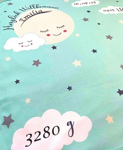 Eine Babydecke mit einem Mond und Wolken darauf. Personalisiert mit dem Namen und den Geburtsdaten